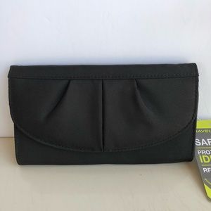 Travelon women’s black wallet